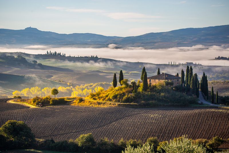 Тоскана. Знаменитый домик в лучах утреннего солнцаphoto preview
