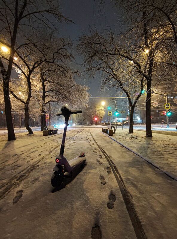 Одинокий самокат под снегомphoto preview