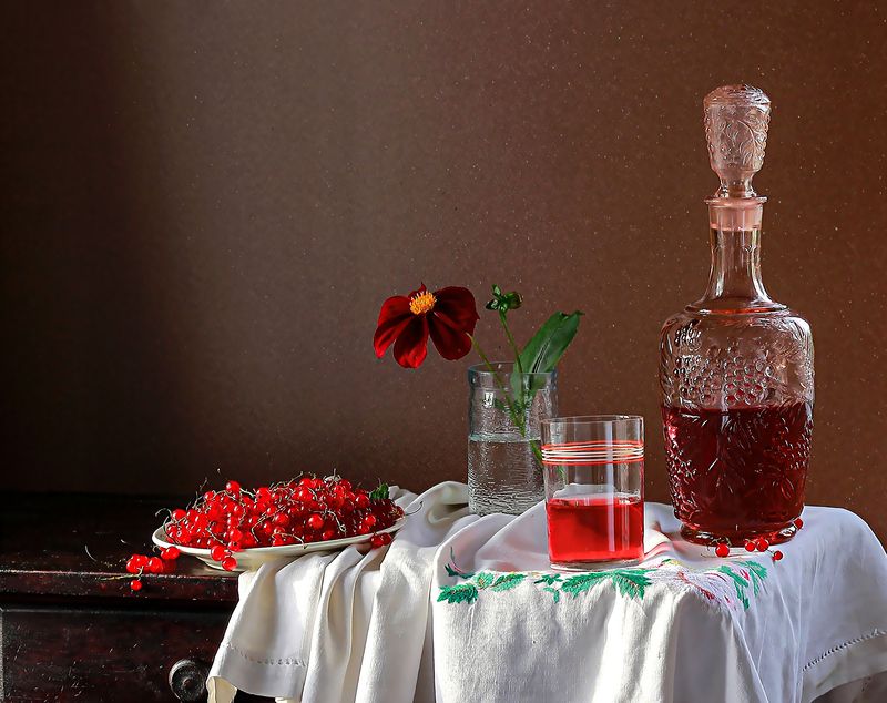 Графин с ягодкамиphoto preview