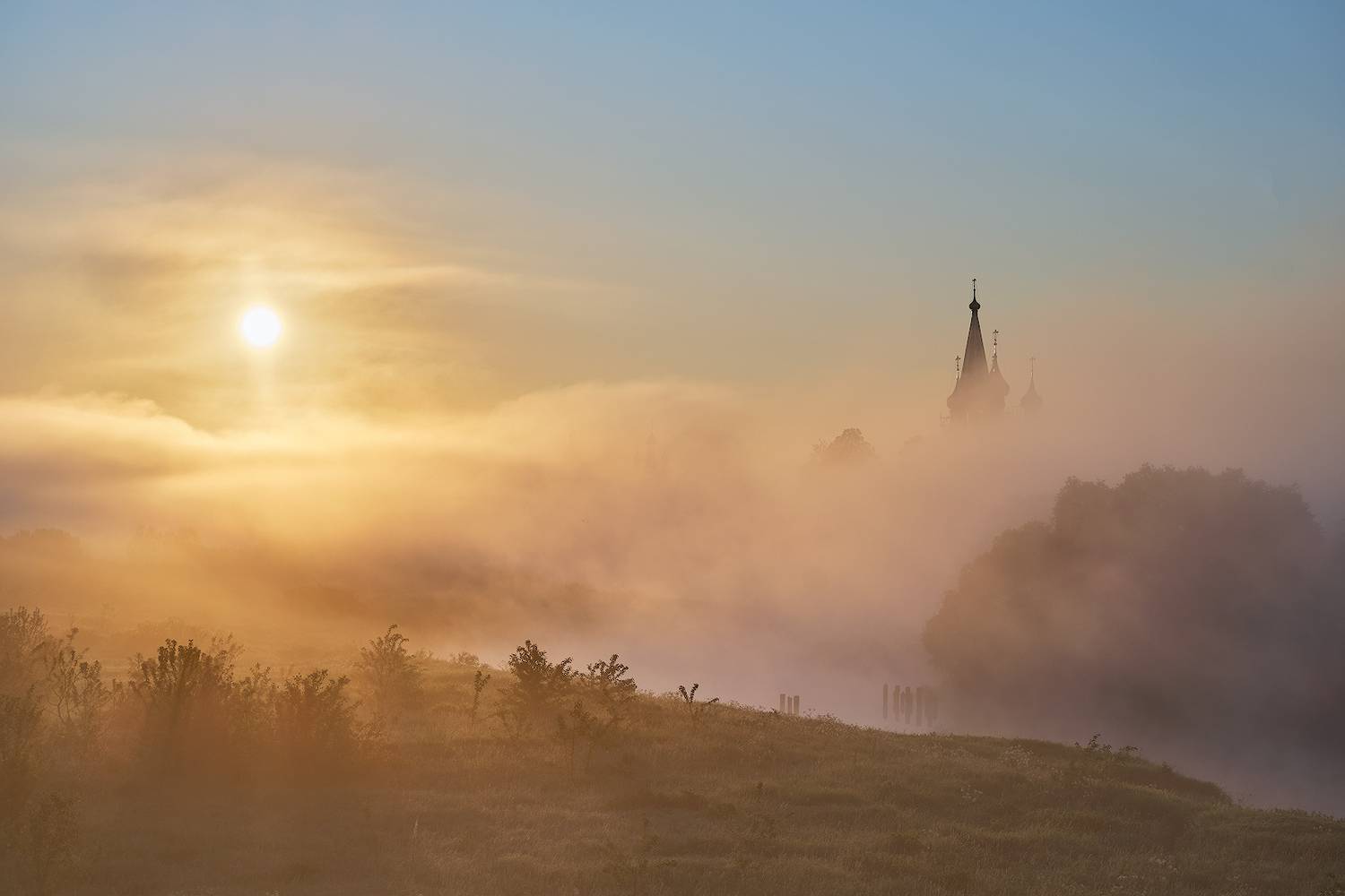 Туманное солнечное утро в Дунилово. Автор: Горшков Игорь дунилово,рассвет,лето,туман,храмы,церковь,берег,река,июнь,пейзаж, Горшков Игорь