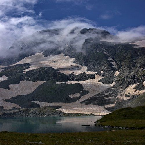 и вот поплыли облака , цепляясь за вершины гор ....