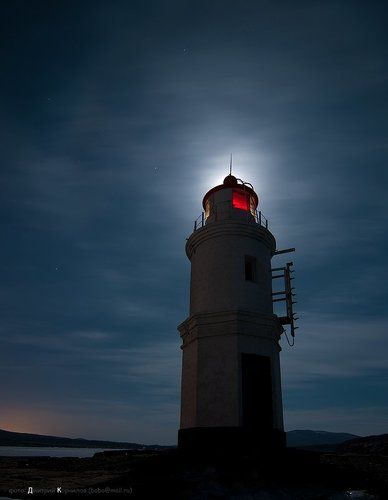 Ночью все маяки серые. )