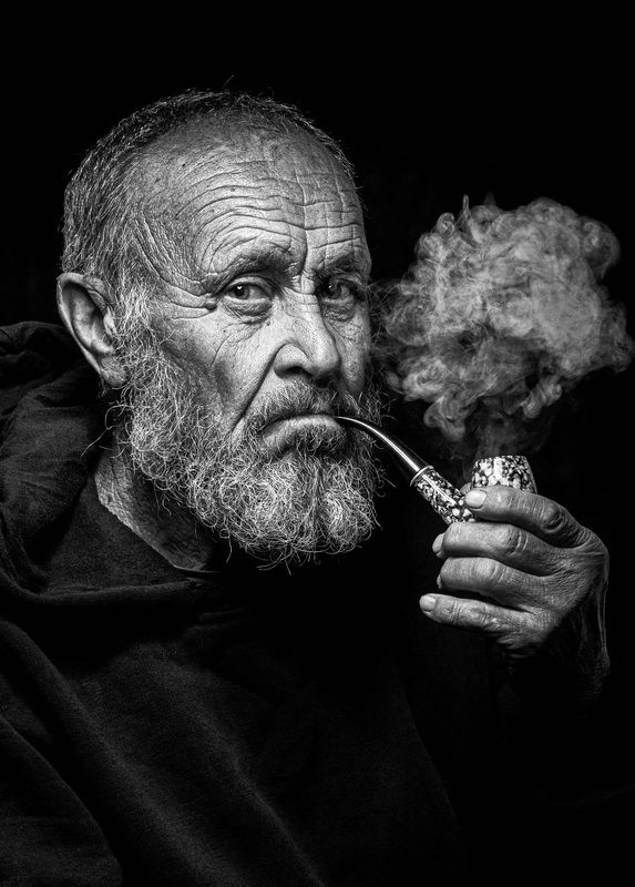 мужчина, портрет, взгляд, борода, трубка, дым, чб Портрет снятый на дуршлаг (читайте описание)photo preview