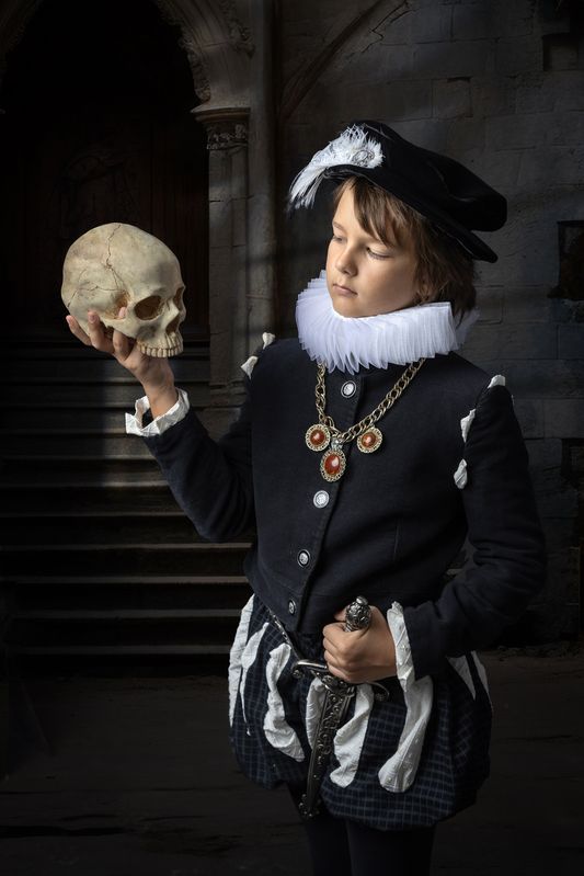 Принц датский, мальчик, берет, череп. To be, or not to be...photo preview
