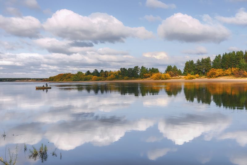 осень, сентябрь, река, пинега, берег, лес, небо, облака, отражения, лодка Застыли облака и отраженьяphoto preview