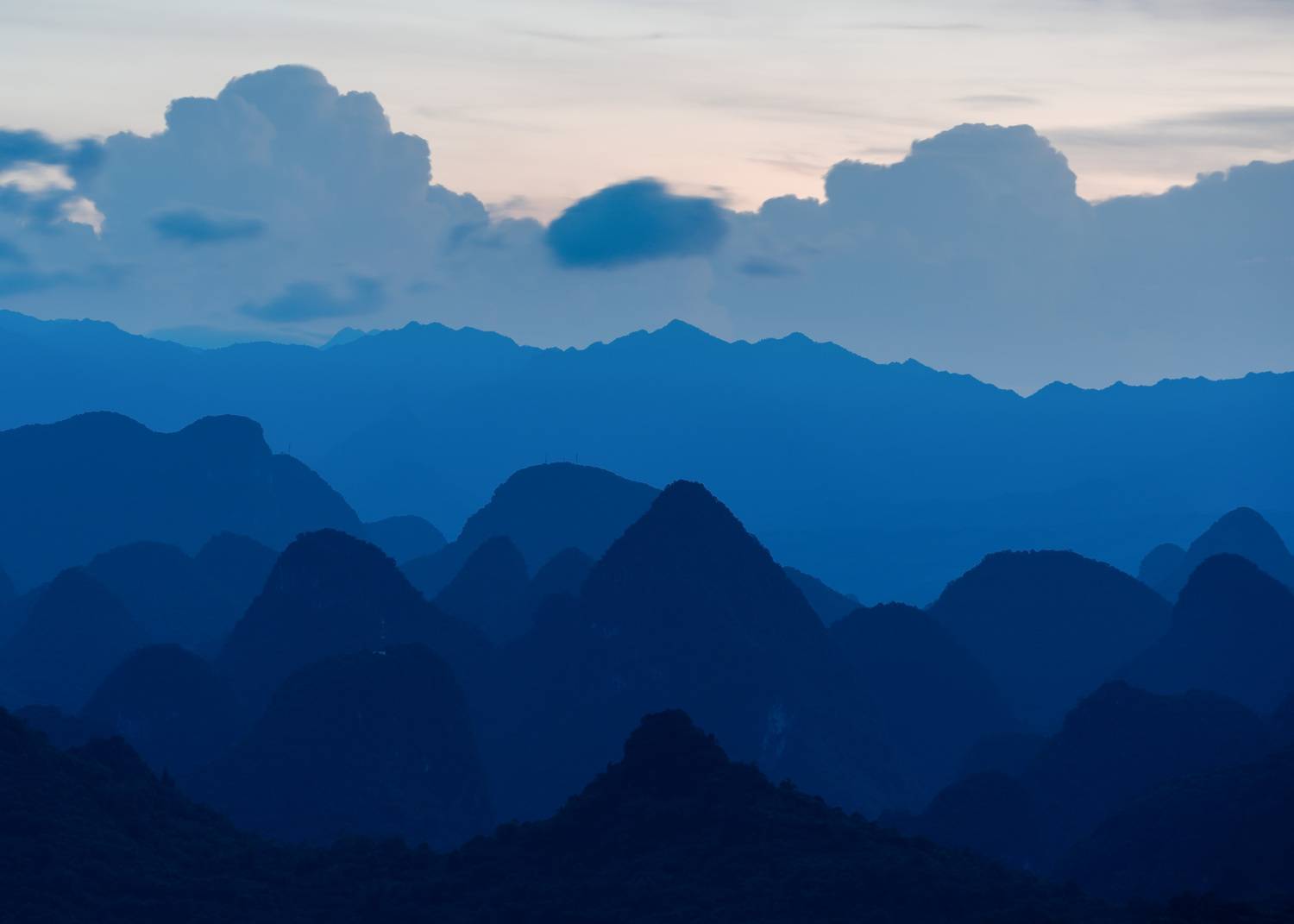Сказочные силуэты карстовых гор... Fabulous silhouettes of karst mountains.... Автор: Важенин Евгений , Важенин Евгений