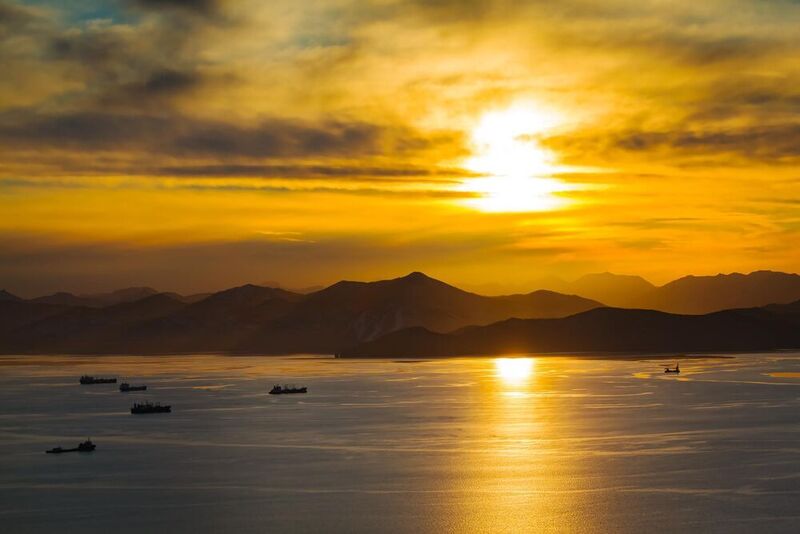 авачинская бухта; корабли; закат; сопки; облака; камчатка Авачинская бухта на закатеphoto preview