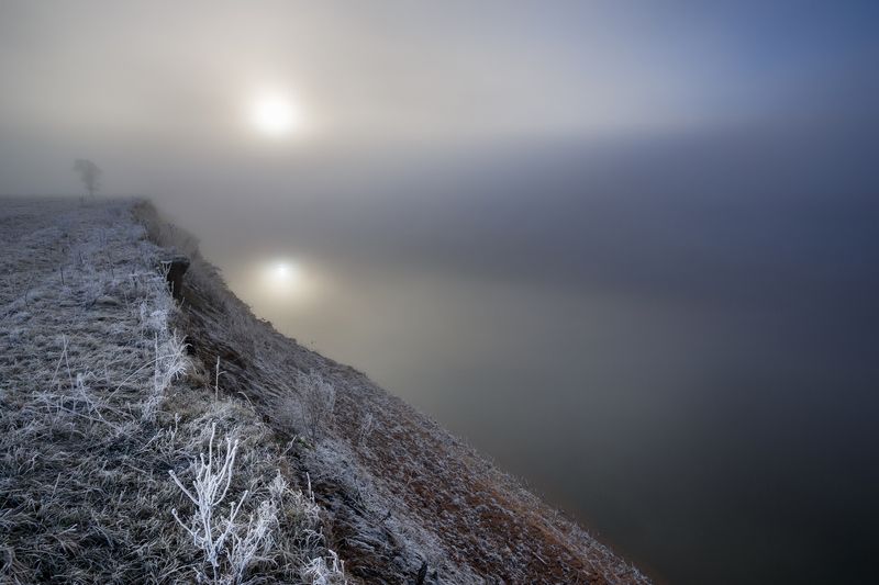 Берег реки в ноябрьском тумане.photo preview