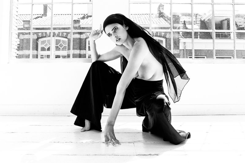 photography, artistic nude, fine art photography, black and white, portrait, natural light, minimalist, high key, contemporary art, nude art, body art, fine art nude, artistic photography, window light, architectural photography, monochrome, art photograp Zoiphoto preview