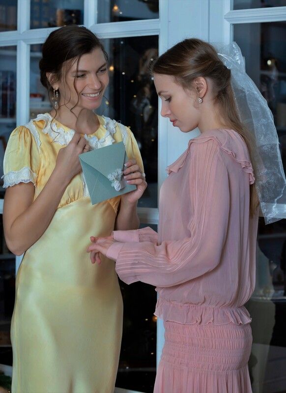 Девушки, дом, приглашение на свадьбу, радость, улыбка, платья Приглашение на свадьбуphoto preview