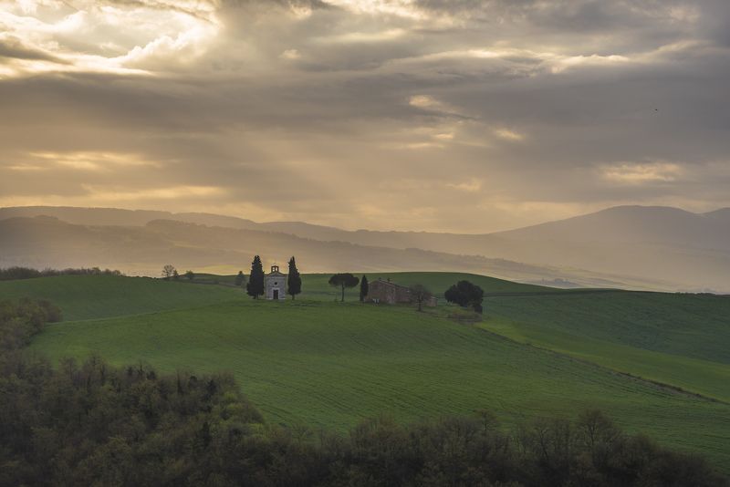 пейзаж, утро, облака, италия, тоскана, долина Утренние лучи над часовней Виталетаphoto preview