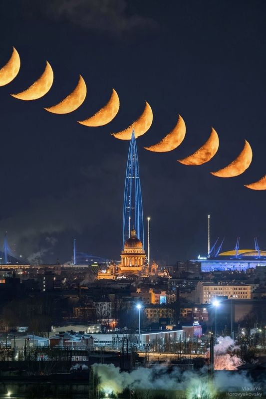 лахтацентр Луна над городомphoto preview