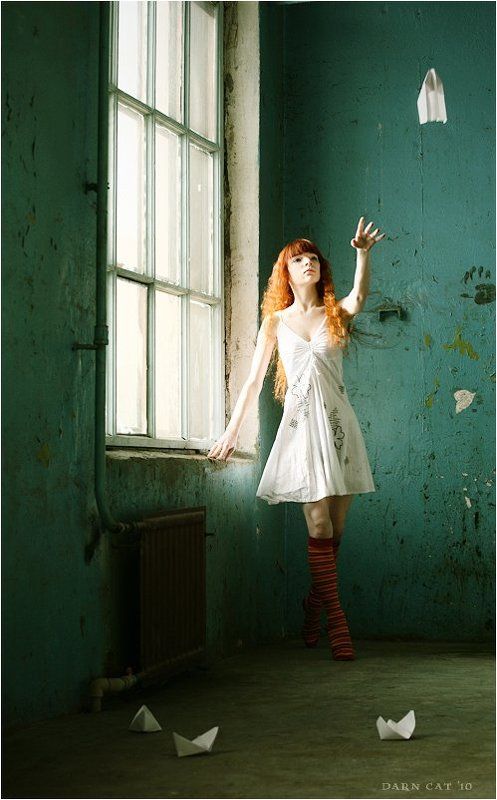 девушка, дом, бумажные, кораблики, и, самолетики, лишние, вещи, пустота В доме Бога нет лишних вещей...photo preview