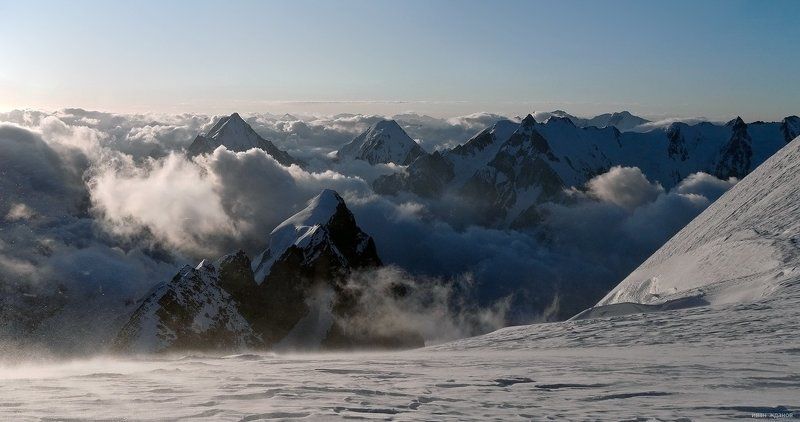 горы, памир, плато правды, пик коммунизма, туризм, альпинизм Бескрайний Памир (утренний вид с плато Правды 6200м)photo preview