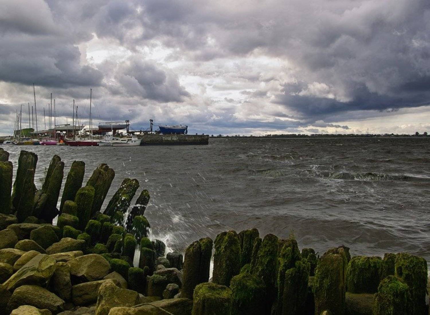До грозы. Автор: KSergeyV архангельск, яхт-клуб, северная двина, ветер, шторм, яхты, брызги, тучи, река, волны, KSergeyV