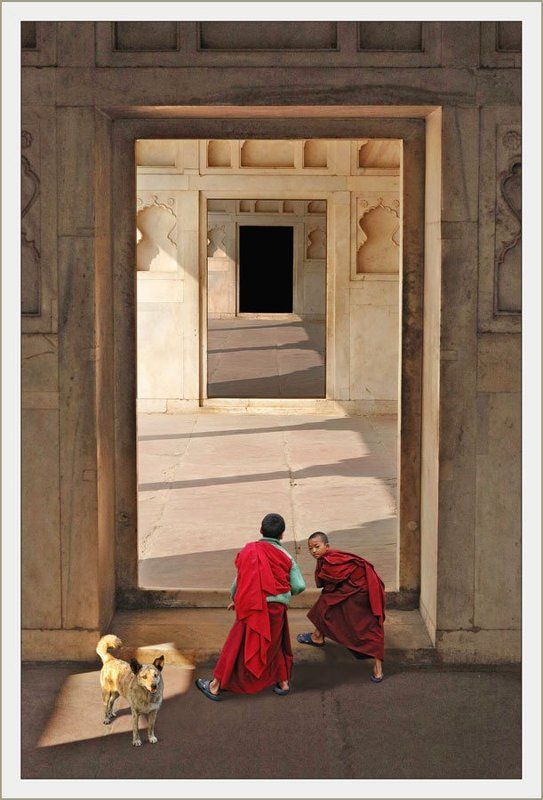 ангелы, рай, архитектура, фантазия, проход Два ангела, играющие у входа в райphoto preview