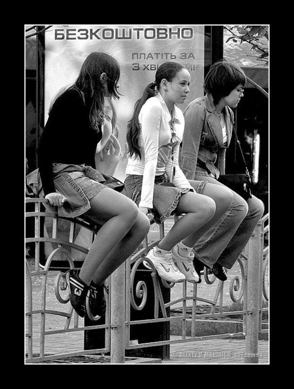 бесплатно, три, девушки, киев, майдан, город, юмор, жанр, чб, ч/б Безкоштовно / Бесплатноphoto preview