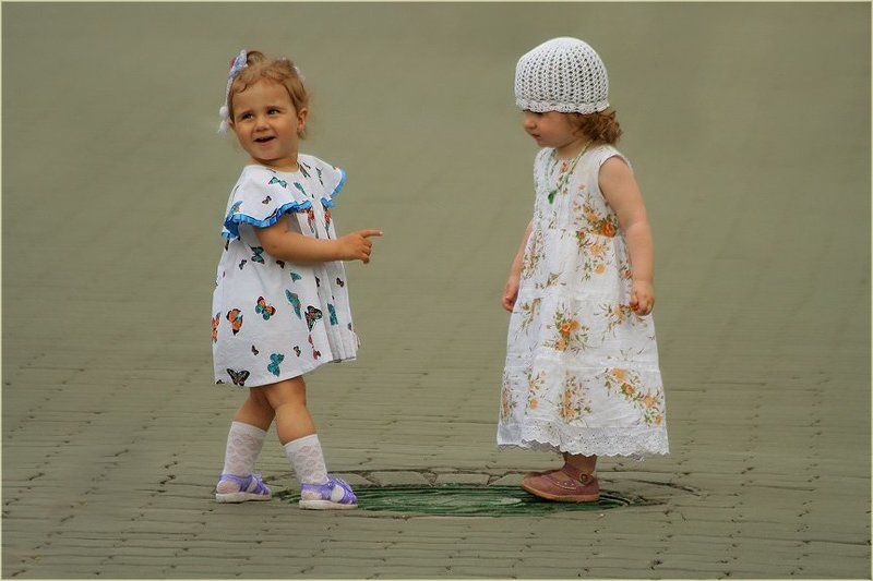 дети - Петька, смотри, я щас ка-а-к ногу уберу...photo preview