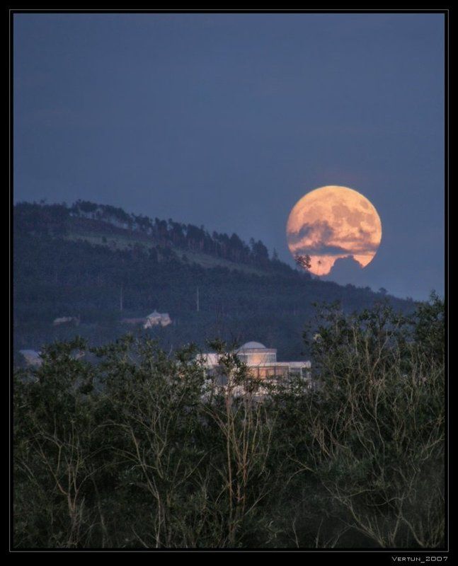 Луна и солнечный закатphoto preview