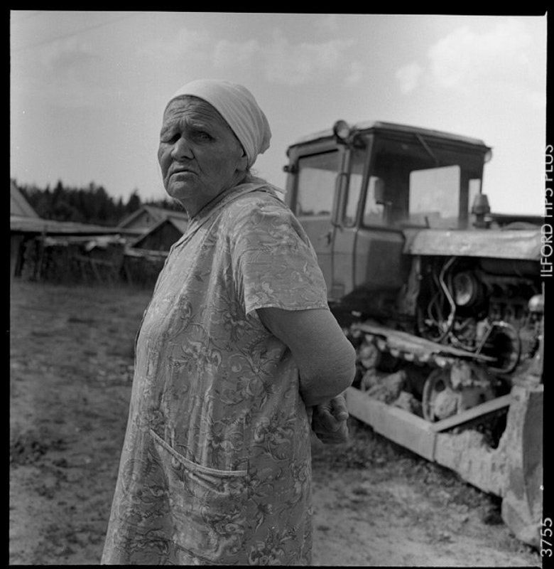 Реважские. Около трактораphoto preview