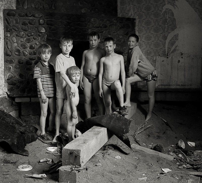 групповой портрет на фоне старого каминаphoto preview