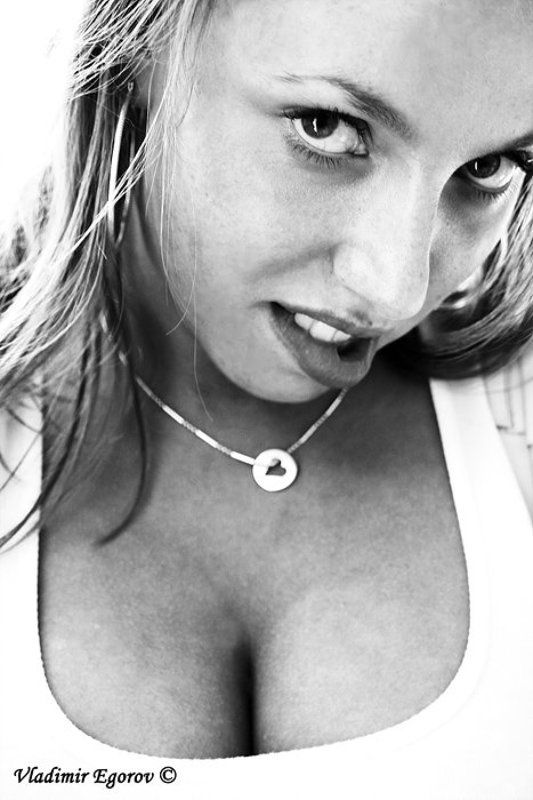 девушка, закусила. губу взглядphoto preview