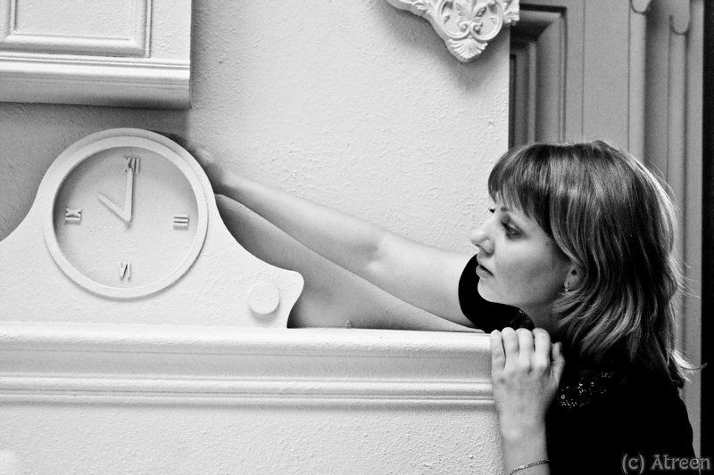 Дама с часамиphoto preview