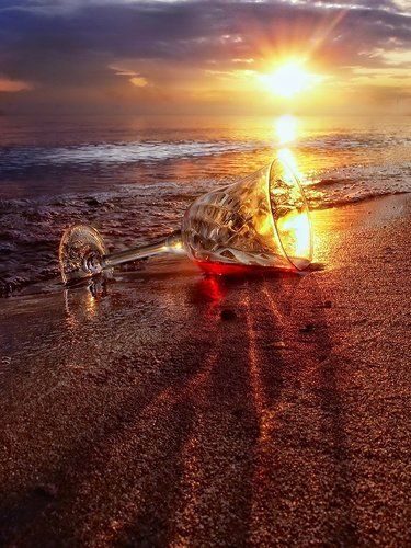 Красное вино, вода и закат