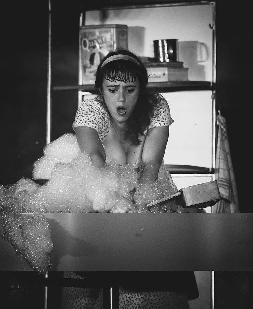 Невезуха. Автор: ALLA SOKOLOVA стряпуха, домоработница, повариха, посуда, пена, невезуха, поломка, потоп, раковина, кухня, ALLA SOKOLOVA