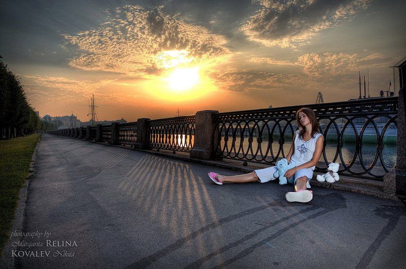 сон, рассвет, город, набережная, пижама, девушка Сон на явуphoto preview