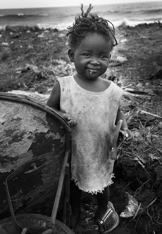 африка, девочка, цветок Цветок на обочинеphoto preview