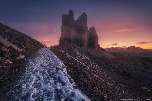 Италия. Доломиты. Северные стены Tre Cime di Lavaredo на закате