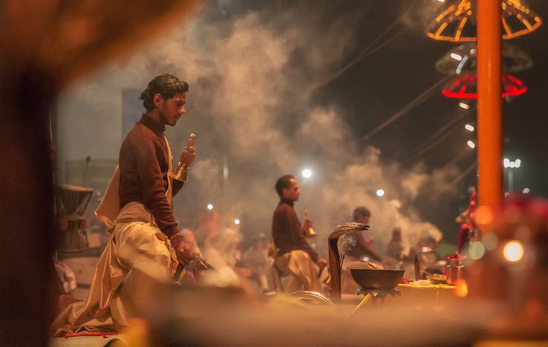 пуджа,ганг,репортаж,зрелище,представление,индия,ночь,огонь,дым,монах Ганга Пуджа - потрясающее зрелище!photo preview