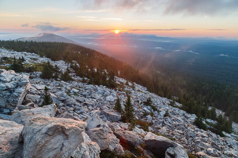 landscape, nature,dawn,sun,sunlight,mist,mountain,fog, ural,russia восходphoto preview