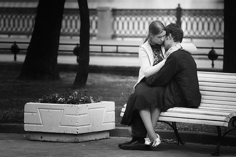 влюбленные, парочка, москва, лавочка, чб, центр, чувства, эмоции Мы просто посидим  и помолчимphoto preview