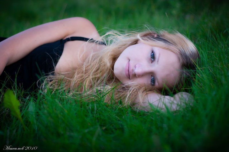 девушка, трава, холодно согрей меняphoto preview