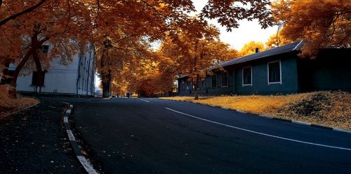 Пасмурный день на старом переулке. Инфракрасная фотография.