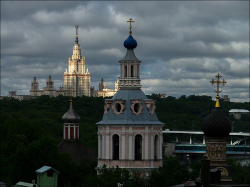 Россия. Москва. Андреевский монастырь и МГУ.