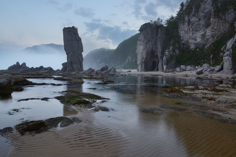 Туманный вечер среди скалphoto preview