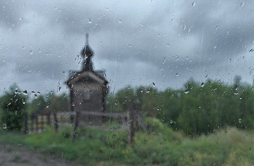В дождь...