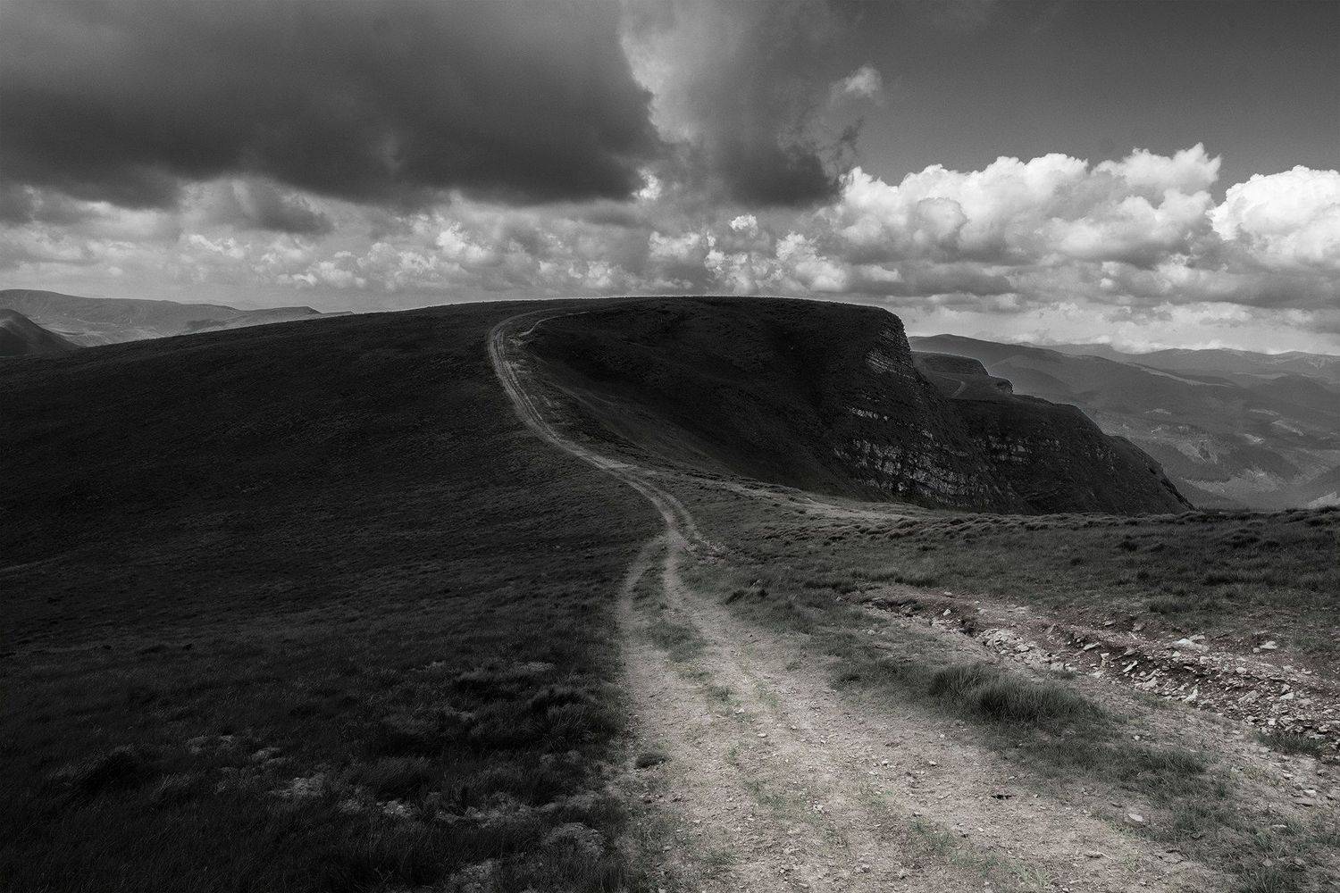 дорога, горы. горная дорога, черно-белое, горный пейзаж, облака, путь, путешествие, Харланов Никита