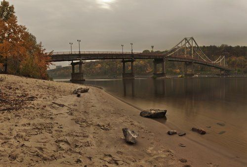 соединяя берега осени ...