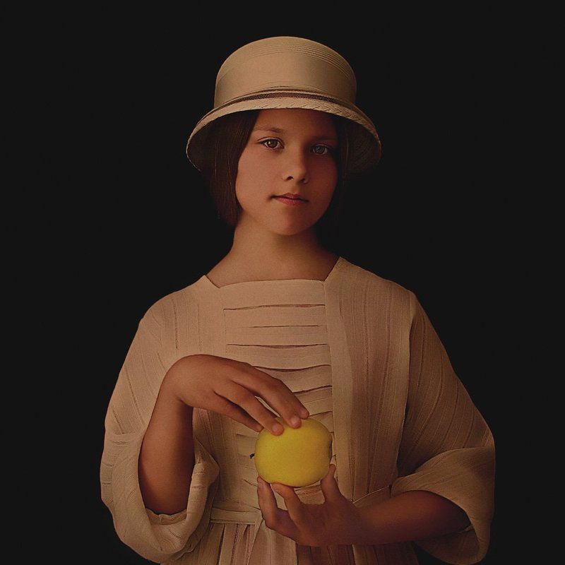 портрет с яблоком.photo preview