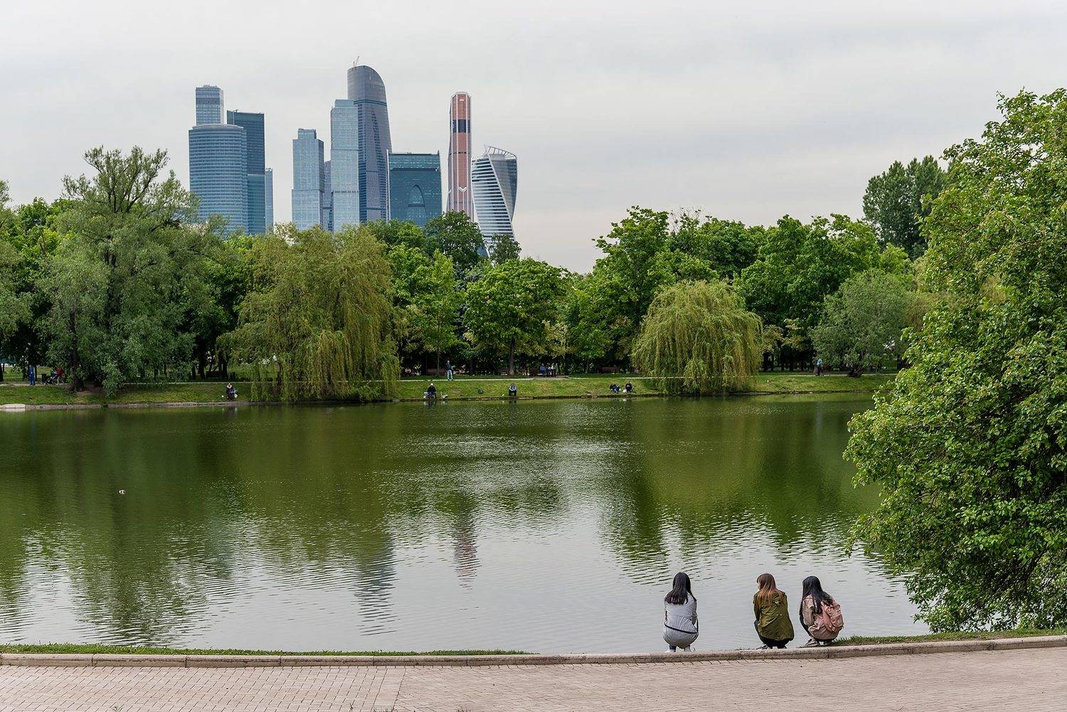 Умиротворение . Автор: Борис Недосеков Москва, Moscow, здания, архитектура, Москва-сити, Moscow city, пруд, парк, зелень, девушки, озеро, Борис Недосеков