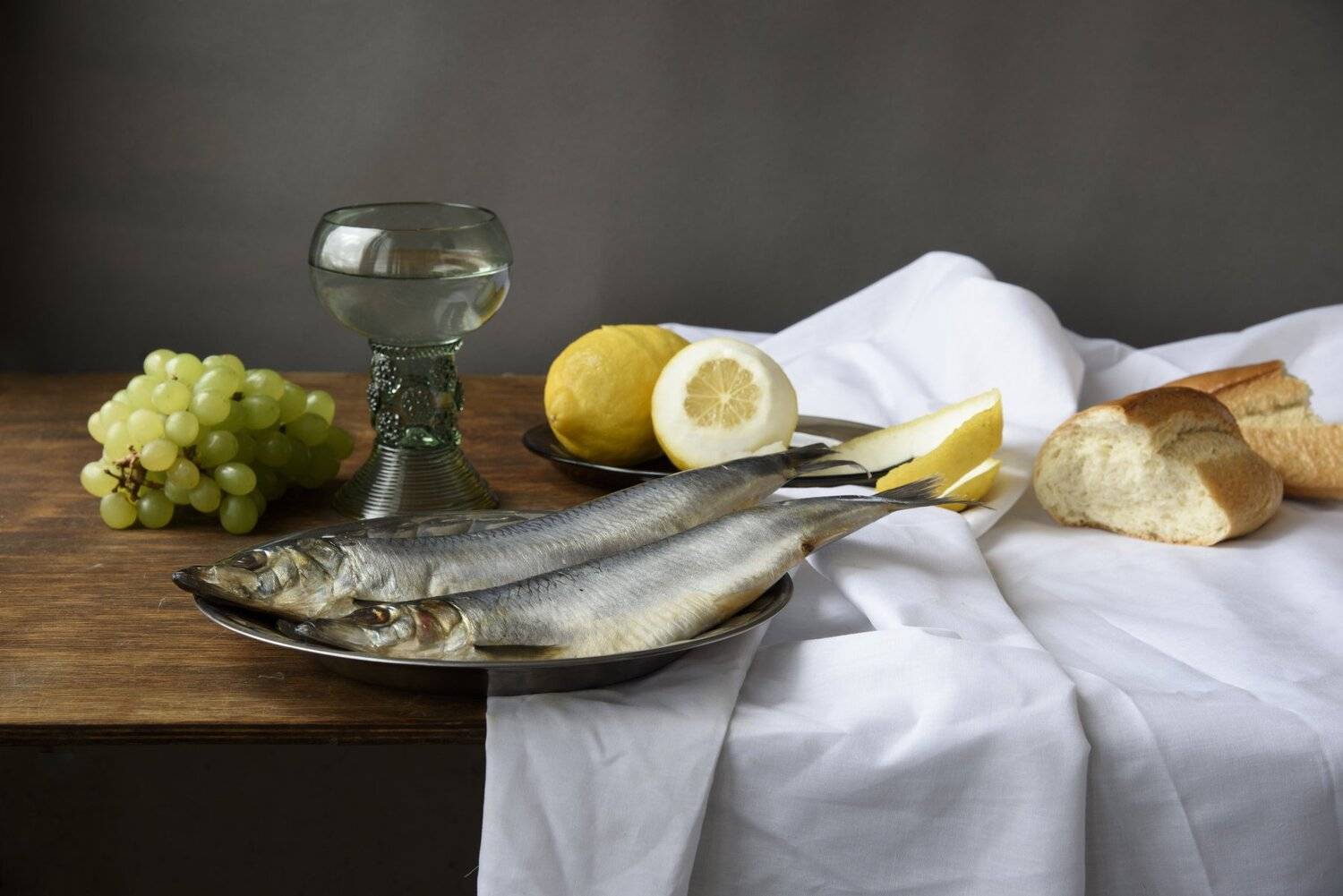 Натюрморт с селедкой. Автор: Svetlana Khromova селедка, селёдка, натюрморт с селедкой, виноград, хлеб, лимон, еда, Svetlana Khromova