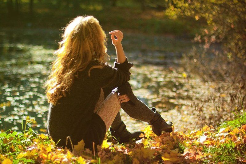 девушка, портрет, пруд, осень Осенняя грустьphoto preview