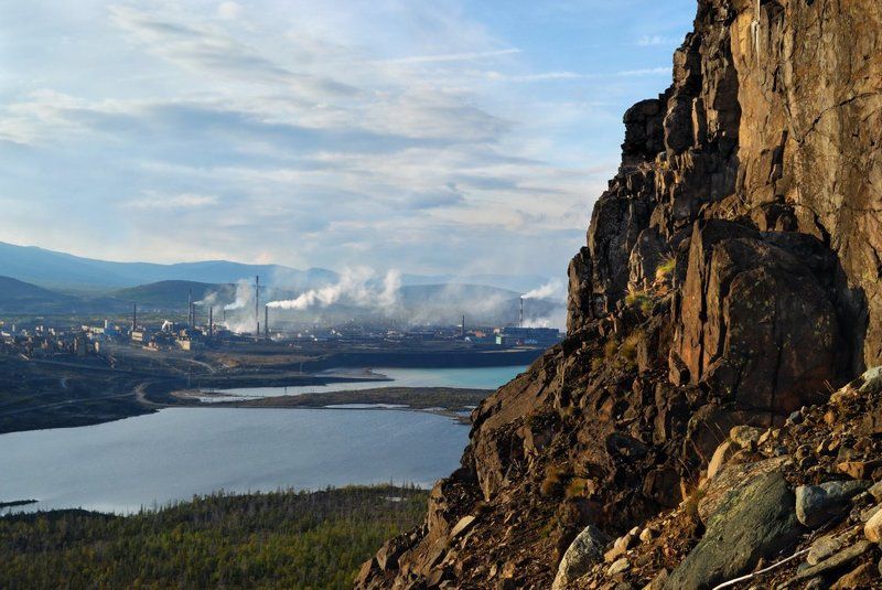 комбинат, завод. трубы, дым, смог, металлургия, горы, скала, сопки, озеро Металлургический комбинатphoto preview