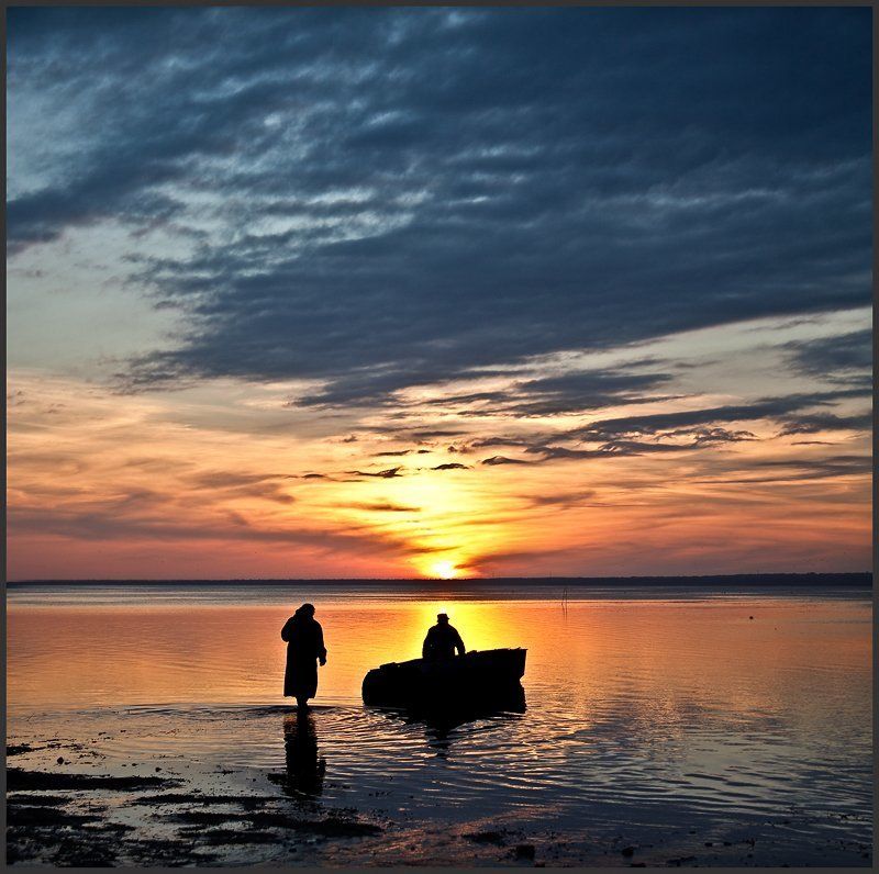 вода, небо, лодка, рыбак, облака, закат, силуэт Хватит ждать, пойдём уже домой...photo preview