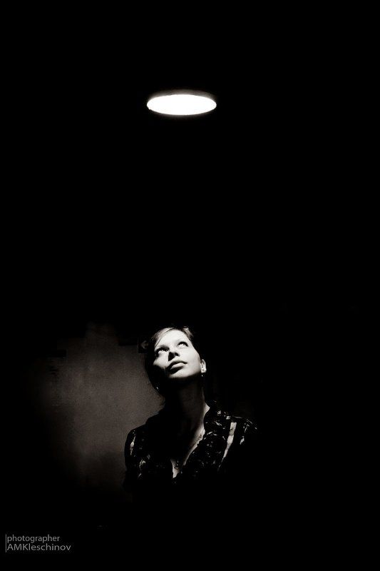 девушка, тень, свет, темнота вперед к светуphoto preview