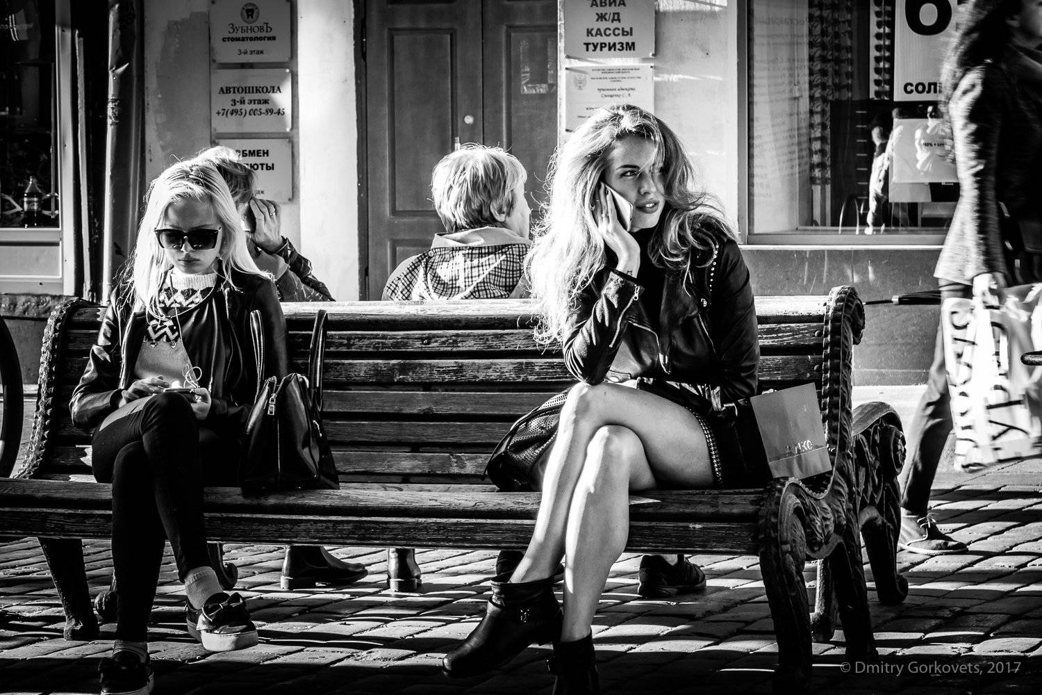 Girls and phones. Автор: Горковец Дмитрий #onedayrussia220917 #street #streetphotography #PhotoByDmitryGorkovets #bw #bnw #dlackandwhite, Горковец Дмитрий